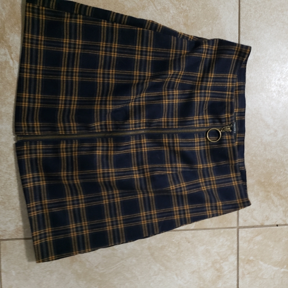 Forever 21 plad skirt witb front zipper